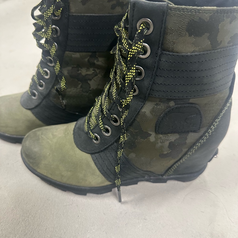 Camouflage Lace-Up Boots